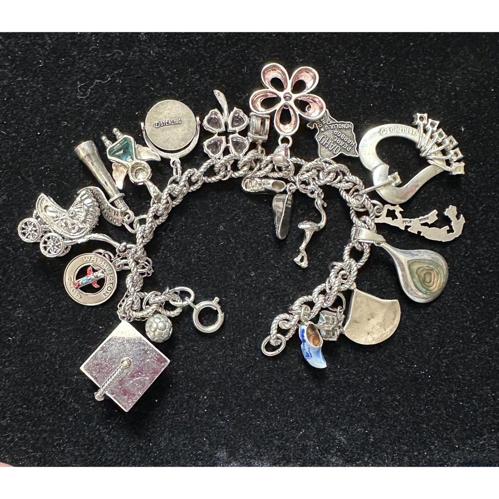 Vintage Sterling Silver Bracelet with 18 Charms - Picture 6 of 10